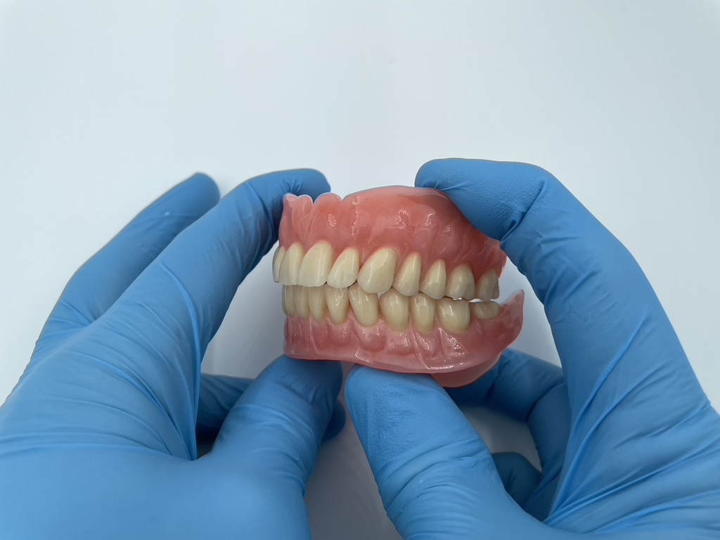 Resultater af færdigeproduceret tandproteser